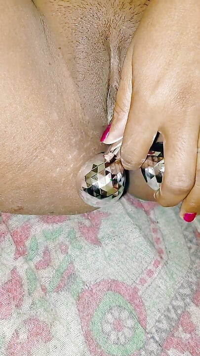 Akeli bhabhi ne chut ki chudai toy se kiya