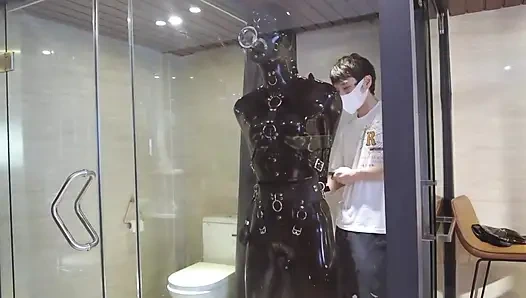 Mz20 - das mädchen in latexkleidung in einem glasraum eingesperrt