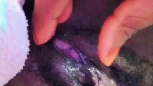 Yatakta yalnız amcığımı tatmin ediyor