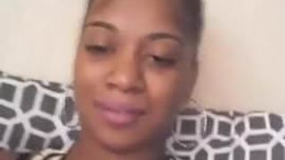 Chica sexy negra haciendo selfies.mp40b