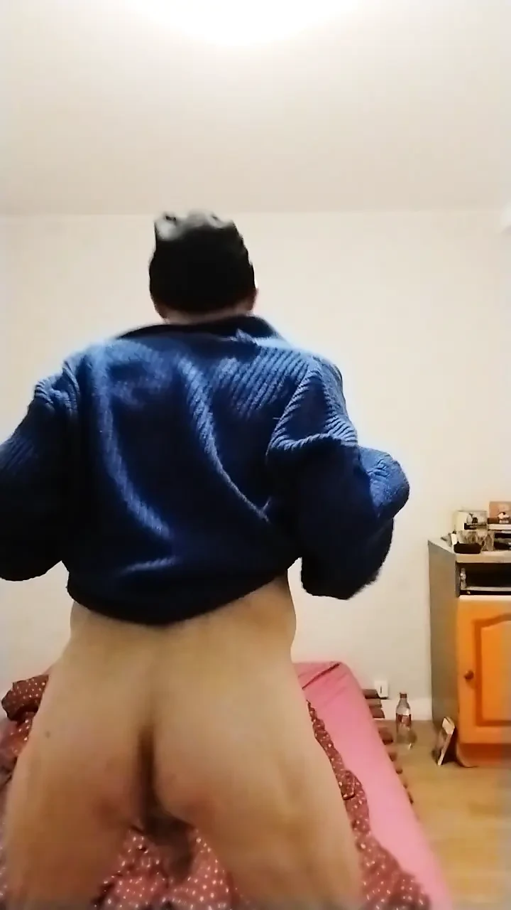 Sensuell kille i en liten blå tröja ...