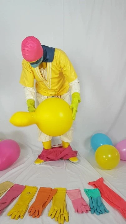 A rubber and latex fetishist masturbates on a balloon!