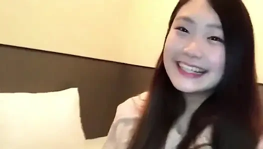 Asyalı tatlı genç kızın içine boşalıyor