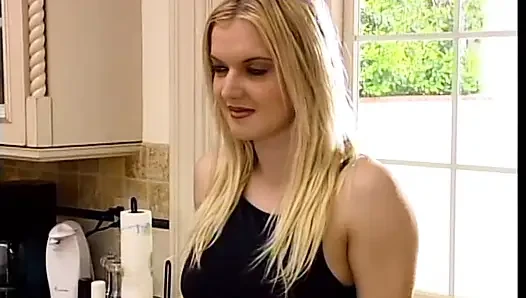 Heiße blonde Schönheit mit großen Melonen Barbara Summer hat nichts dagegen, wenn ihr Zottel ihre Brötchen in der Küche spaltet