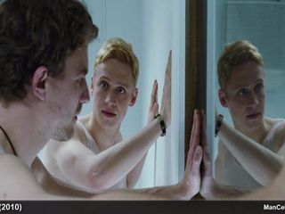 Matthias Schweighofer scene di film di biancheria intima sexy