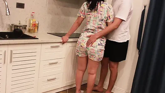 Ben iyi bir Arap üvey kız kardeşinim. Küçük üvey erkek kardeşimle oynayacağım