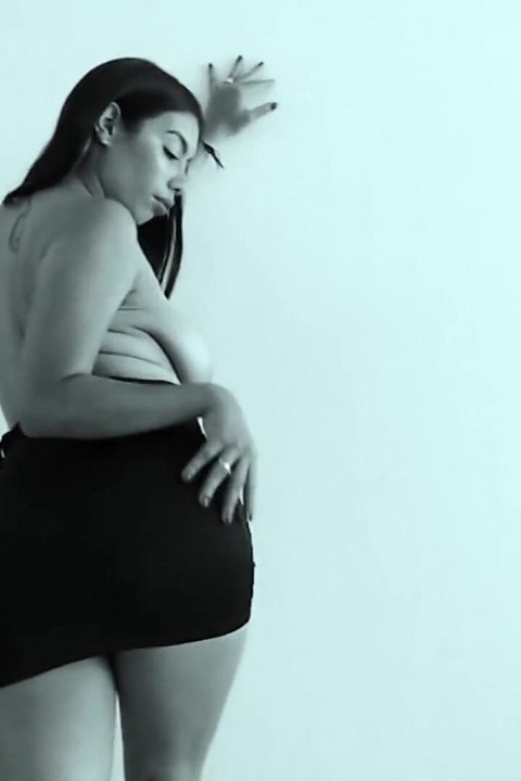 Vollbusige latina zeigt blanken