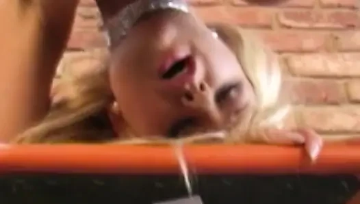 Bridget lagi asik masturbasi sendirian