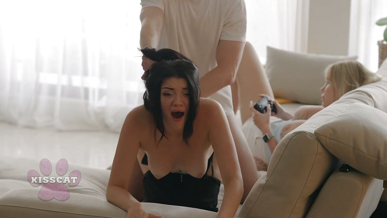 Bayar Sekarang! Tuan Rumah Kutip Sewa Sambil Roommate Hot Terus Main Game - Kisscat