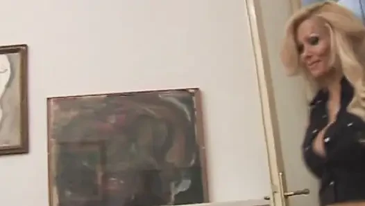 Tante nakal asal perancis lagi asik mainin memek sempitnya