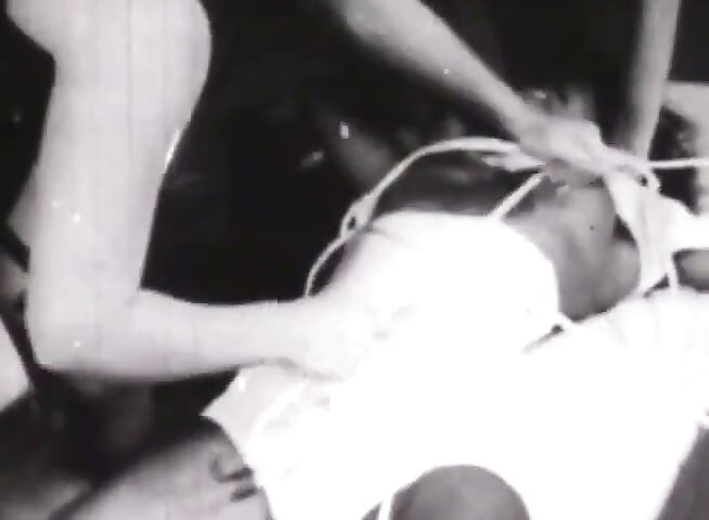 Černobílá vintage bondage klasika s retro submisími svázanými lany