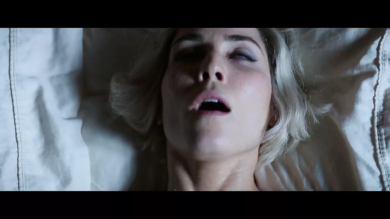 名人性爱场景：Noomi Rapace被吃掉并被殴打。