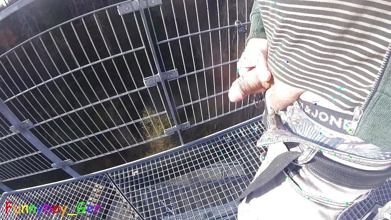 나는 강가의 매우 공공 전망대에서 밖에서 내 포피 자지를 작업하고 있다.