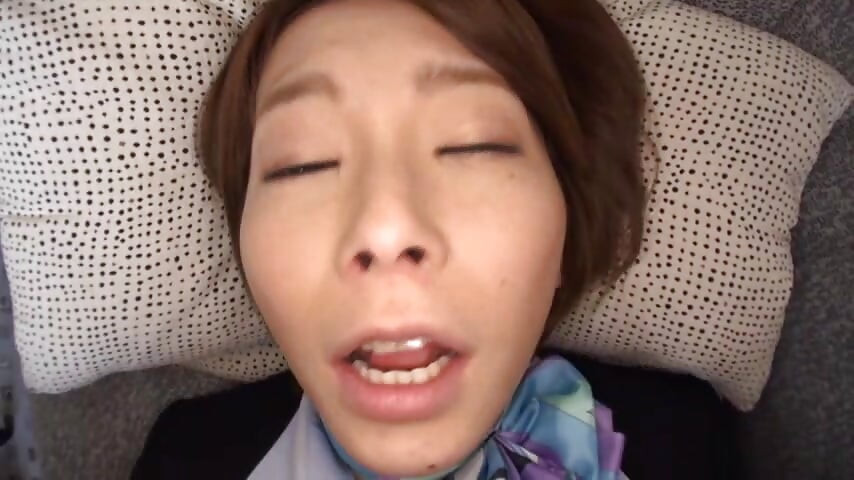 Pria dewasa dan pelayan kabin yang menggoda