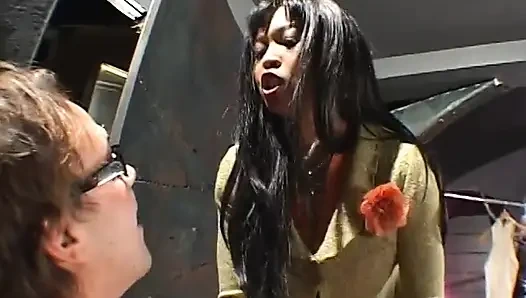 Mika tan si pemilik butik yang marah besar pada pekerjanya gara-gara nggak ngapa-ngapain di kantor