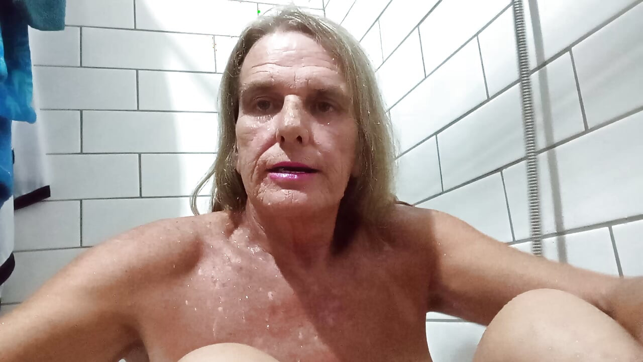 Lizzyyum vr julio 2026 bañándose la masturbación