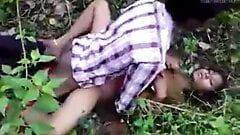 Telugu -meisje's eerste keer seks in het bos