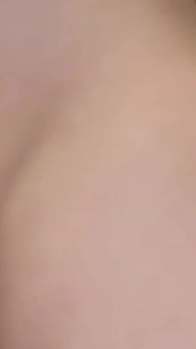 لحظة مثيرة من "ضيف الفندق يغويه خادمة شقية أثناء طلب زجاجة نبيذ! Litclit69 "