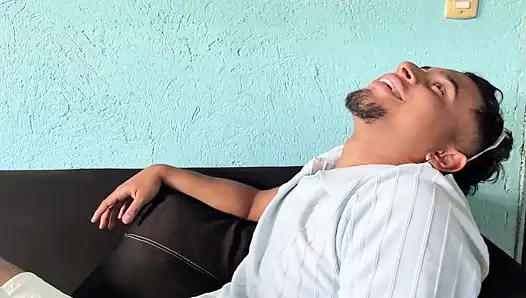 Komşumun bana lezzetli bir oral seks verdiğini hayal ediyorum