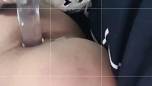 Sevimli travesti kristal dildoyla götüyle oynuyor