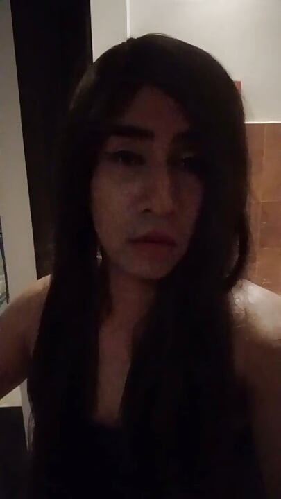 Crossdresser går runt i byggnaden och solo-sprutar.