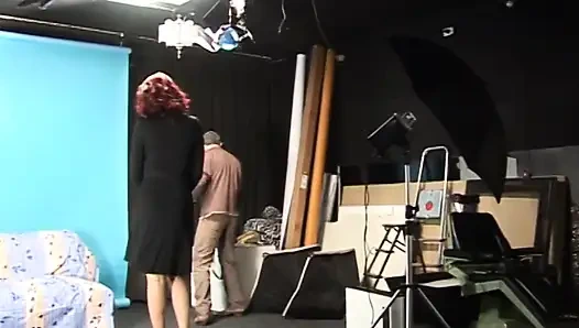 Fotoğraf çekiminde orta yaşlı seksi kadın kaltak gibi sikiliyor