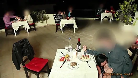 Seks ekstrem di tempat umum! Jilat dan ngentot hot di pesta seks di restoran