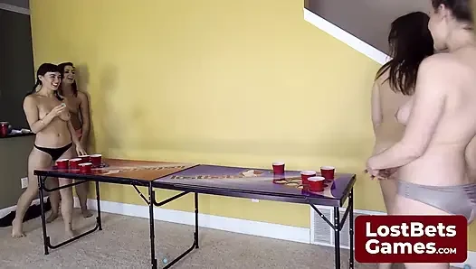 Cesur bir striptiz Hava Pong hareketi rakibinin vuruşunu çıldırtıyor