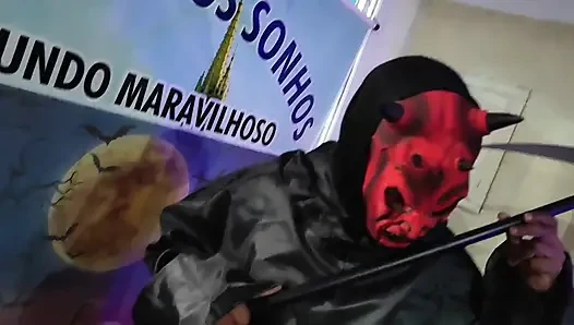 Ночь Хэллоуина: много секса между оборотнем-сиротой, дьяволом Ванпирой и супергероем