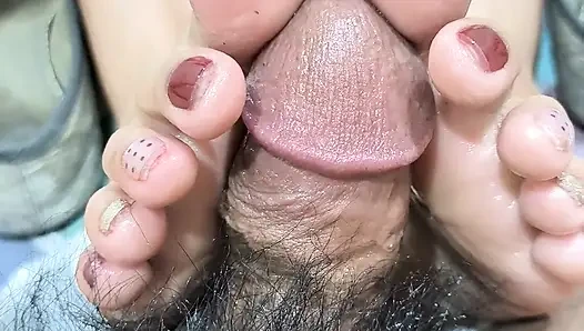 Acoletteyys frisch entbrüste Füße von Dollshoes fühlen sich so kitzelig auf seinen schwanzkopf an, dass er nach dem Edging hart kommen ließ