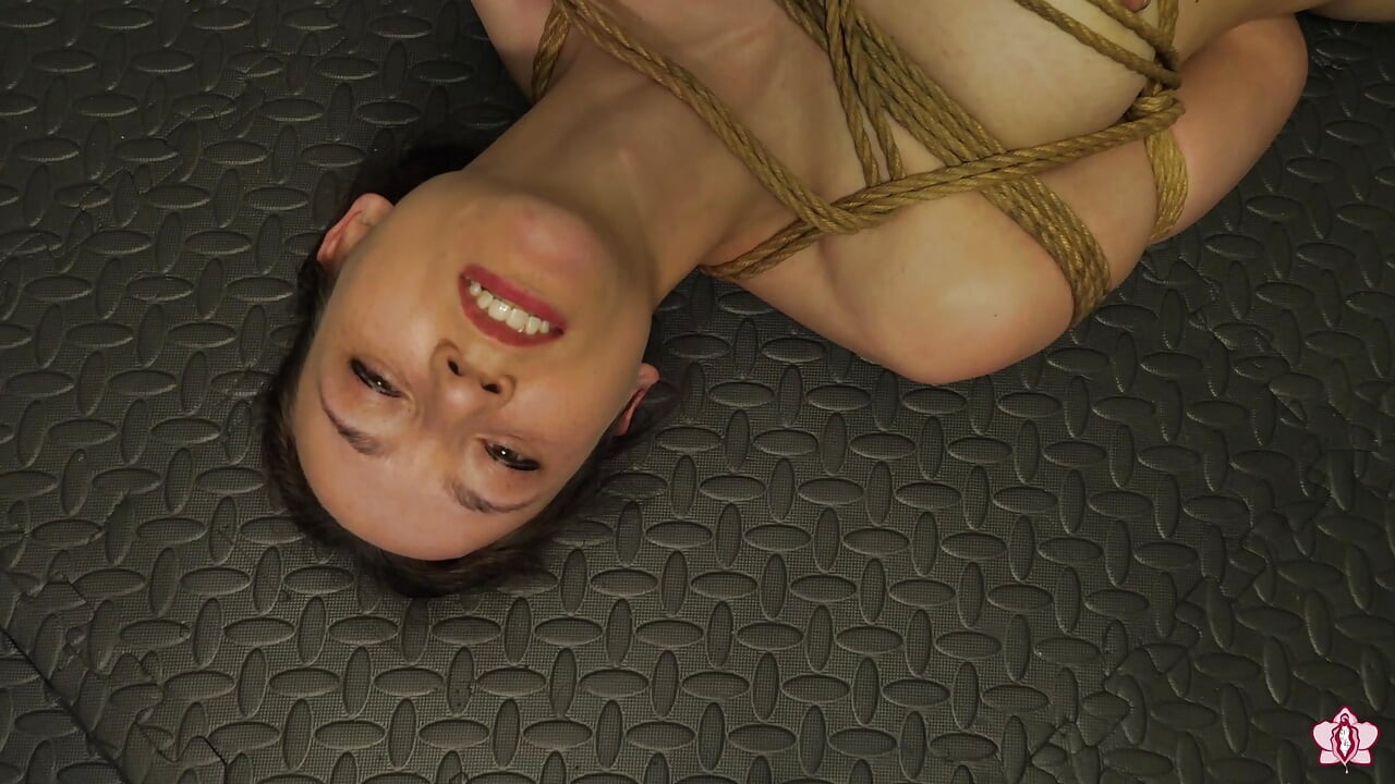 Slavin Mila verdraagt meerdere orgasmes met open benen in halve bondage-schorsing