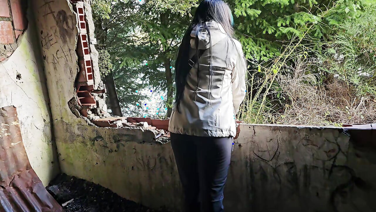 Gotica culona es follada en un hotel abandonado - publico