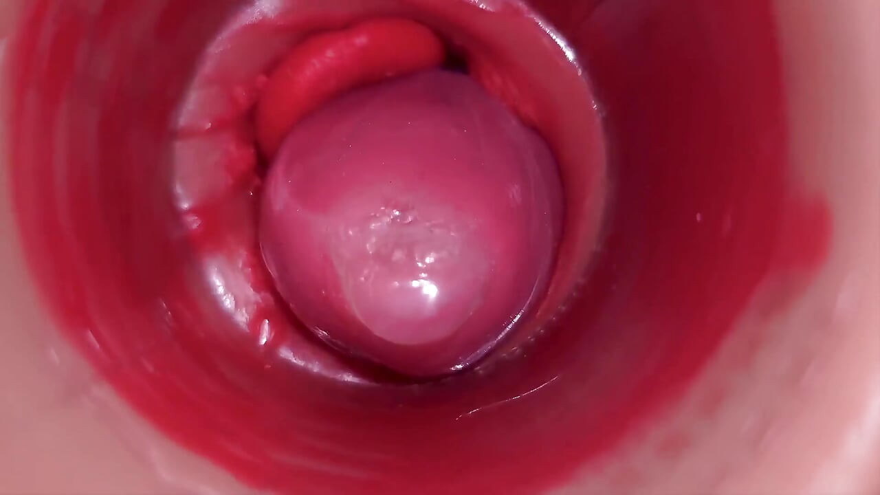 कॅमगर्लच्या गर्भाशयात POV कॅमेरा योनीत मोठ्या डिक टॉयसह