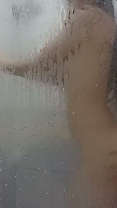 He fucks her in the shower, delicious sex with an 18-year-old woman while she bathes | Clip 2