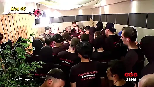 Wajah cewek nakal bukkake dientot habis-habisan sama banyak kontol besar