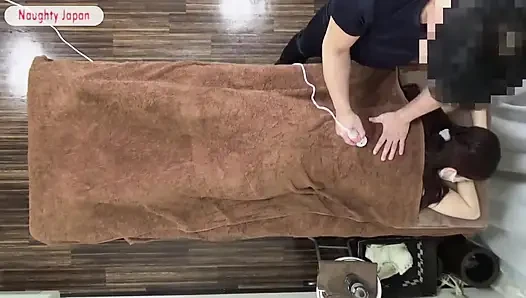 Mükemmel figür uzun boylu ofis güzeli işten sonra sıcak ve samimi bir anın içine çekildikten sonra geri dönüyor - angle1
