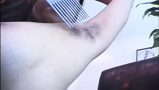 Gadis kulit hitam imut dengan itil besar dengan memek berbulu lagi asik solo