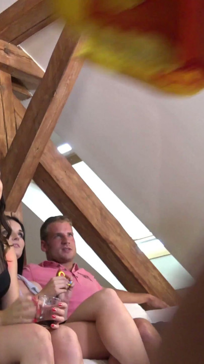 Cosplay CFNM Costume Party Gone WRONG! Zo doen wij dat. | Clip 1