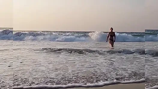 Güzel Sarışın Olgun Eş Gününün Tadını Çıkarıyor