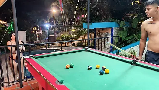 Seksi bir üvey kız kardeş havluya ulaşma bahanesiyle göğüslerini üvey erkek kardeşine gösteriyor ve sonunda onu sikiyor.