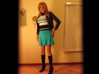 Läderjacka och kort kjol med stövlar.