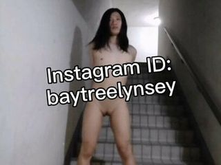 Tgirl nahá na veřejném schodišti, koketně se kroutí