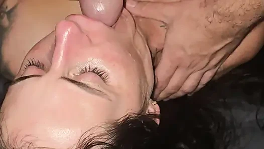 Милфа трахает себя пальцами перед тем, как получить массивный камшот на лицо