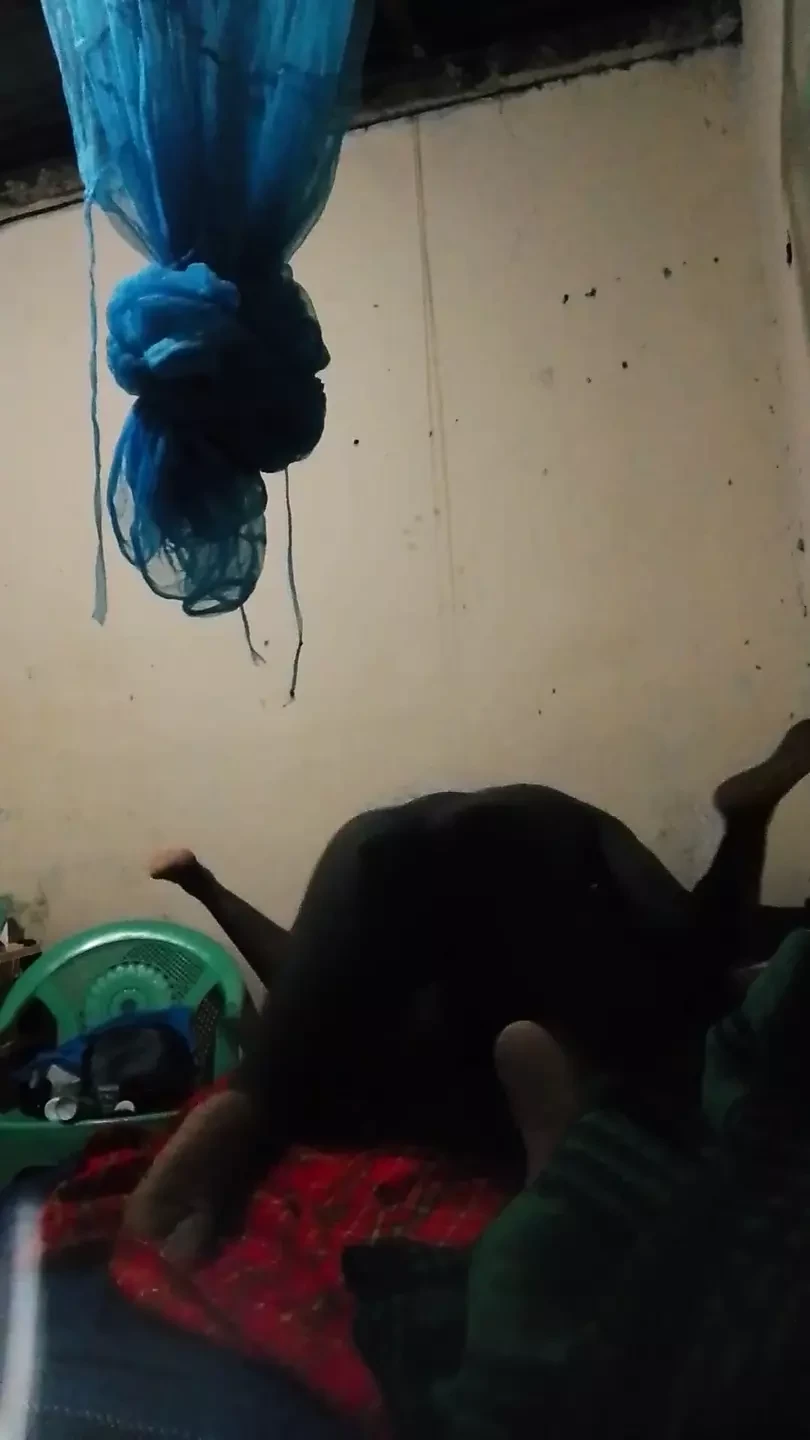 אוכל את בת הדודה החורגת שלי בחדר שלה