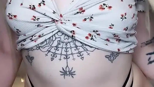 Amateur tätowierte blondine ölt ihre gepiercten titten ein