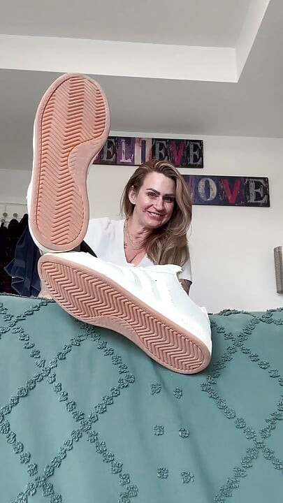 POV Foot Tease: Sneakers Off, Socks Off - Μαλακές τέλειες ζαρωμένες σόλες αποκαλύφθηκαν (προεπισκόπηση)