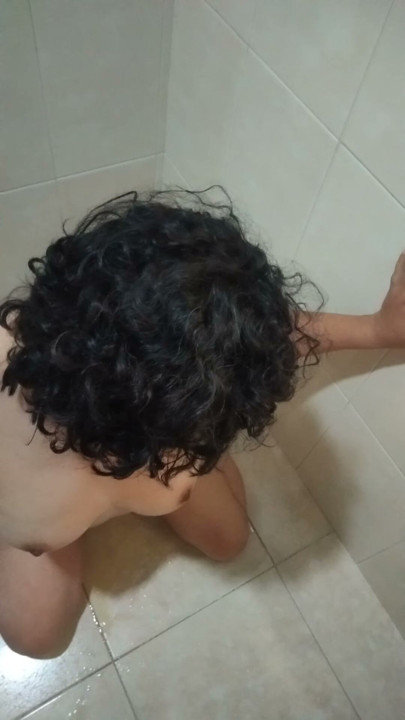 一個男人在我的奶子上撒尿！！