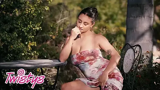 Hailey Rose - ninfa quente desliza em um biquíni sexy e vai para a piscina, onde ela ostenta seus peitões - TWISTYS