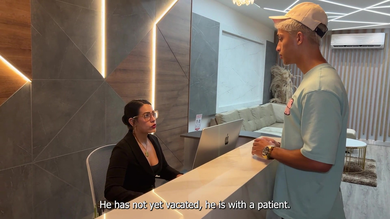 拉丁熟女秘书在办公室里操她老板的年轻客户，直到他们射在她脸上！Kylei Ellish