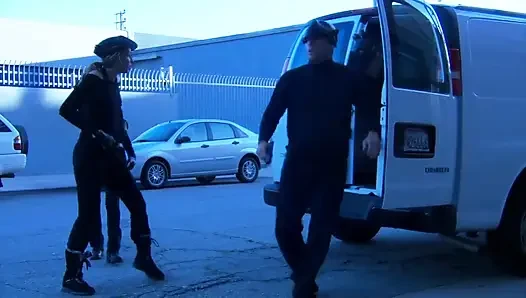 Ateşli genç sürtük büyük bir olgun yarağı alıyor!